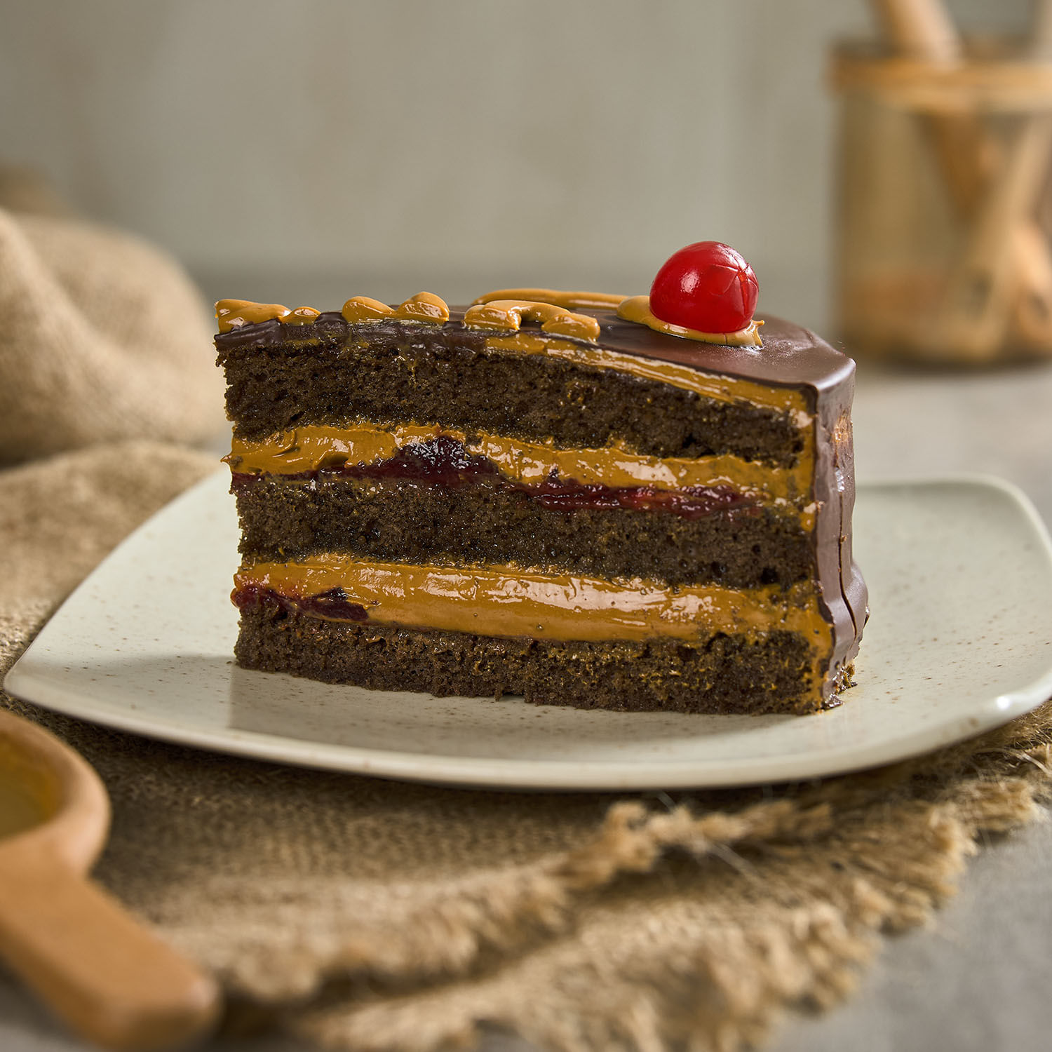 Torta Viena: Bizcocho Chocolate, Manjar y Mermelada Frambuesa 15 Porciones - Image 2