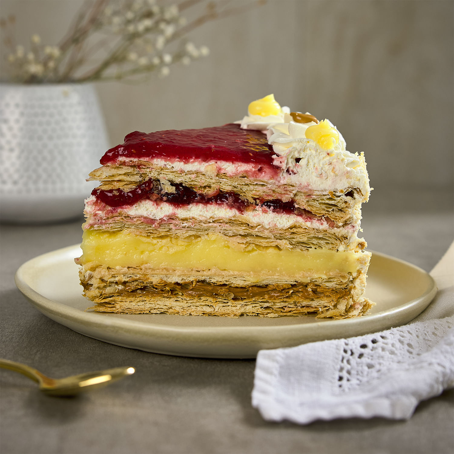 Torta Beatriz Especial: Hoja, Crema Chantilly y Mermelada de Frambuesa 15 Porciones - Image 2