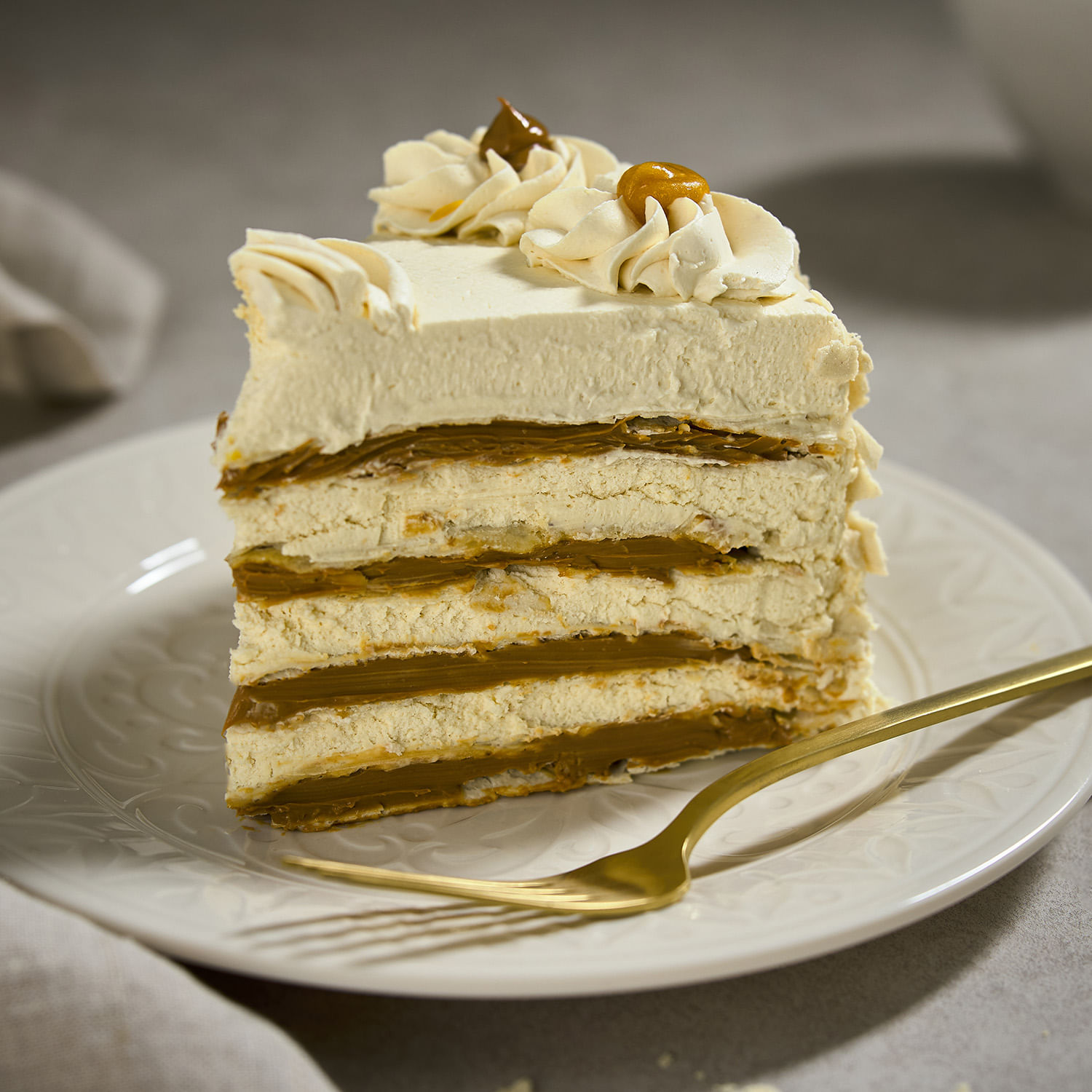 Torta San Jorge: Hojarasca, Crema, Lúcuma, Manjar 15 Porciones - Image 2